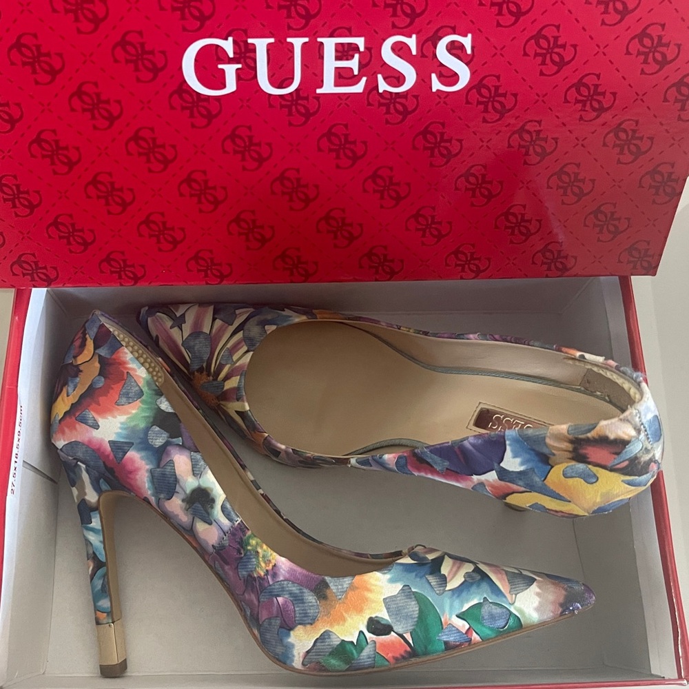 Very Gently Used GUESS Babbita Floral Pumps Size 9